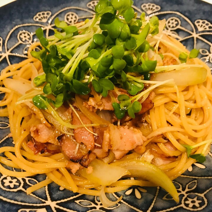 カイワレがアクセント！ベーコンと野菜の和風パスタ